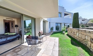 Apartamento moderno de lujo en primera línea de golf en un complejo de 5 estrellas, en venta en Benahavis, Marbella 1