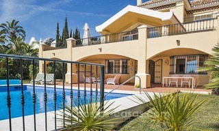 Villa de lujo en primera línea de golf en venta en Nueva Andalucía, Marbella 0