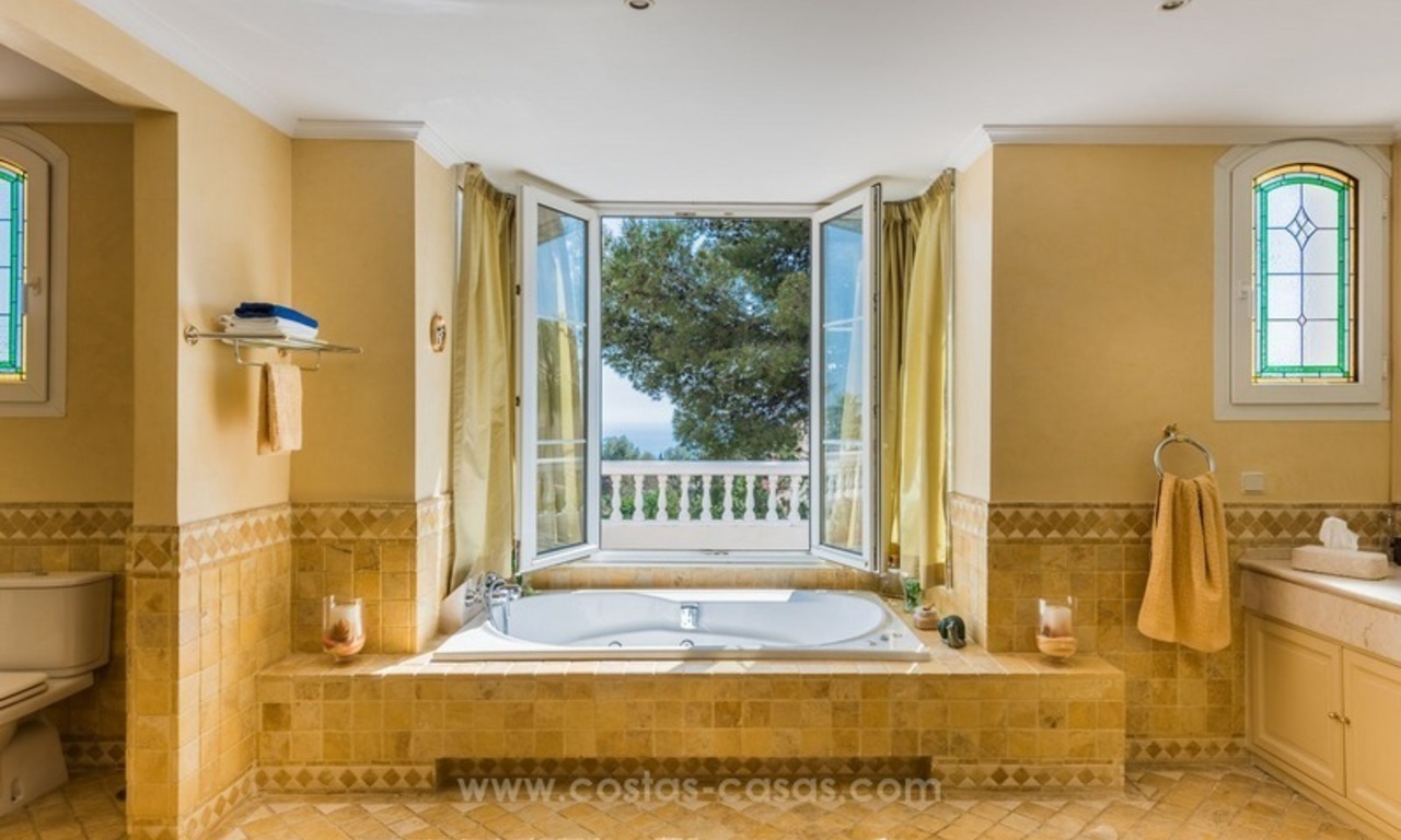 Elegante villa de lujo de estilo tradicional en venta en Sierra Blanca, la Milla de Oro, Marbella 13