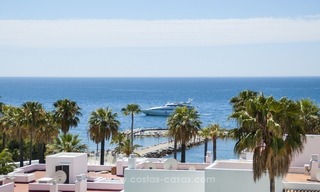 Playas del Duque a la venta: Apartamento totalmente Reformado en primera línea de playa en Puerto Banús, Marbella 4