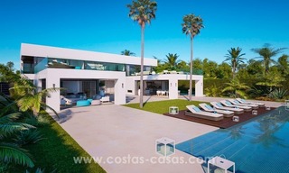 Villa de nueva construcción contemporánea en primera línea de playa en venta en la Nueva Milla de Oro, Marbella - Estepona 1