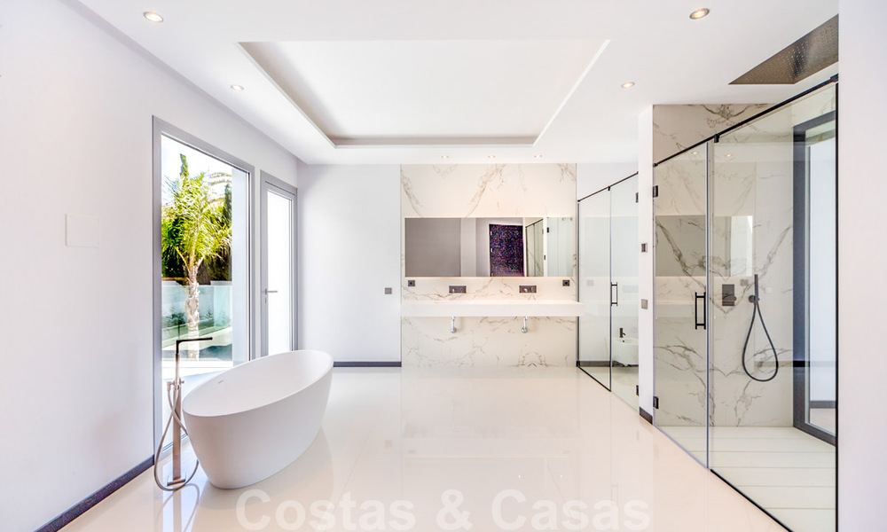 Villas modernas de diseño en segunda línea de playa en venta en Guadalmina Baja, Marbella 29021