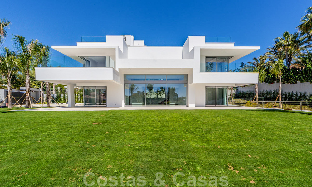 Villas modernas de diseño en segunda línea de playa en venta en Guadalmina Baja, Marbella 29024