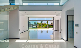 Villas modernas de diseño en segunda línea de playa en venta en Guadalmina Baja, Marbella 29025 