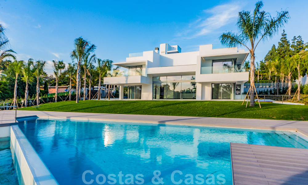 Villas modernas de diseño en segunda línea de playa en venta en Guadalmina Baja, Marbella 29029