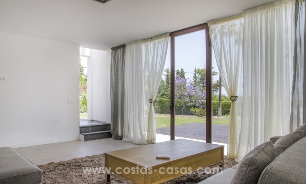 Villa moderna renovada a la venta en la Milla de Oro, Marbella 26