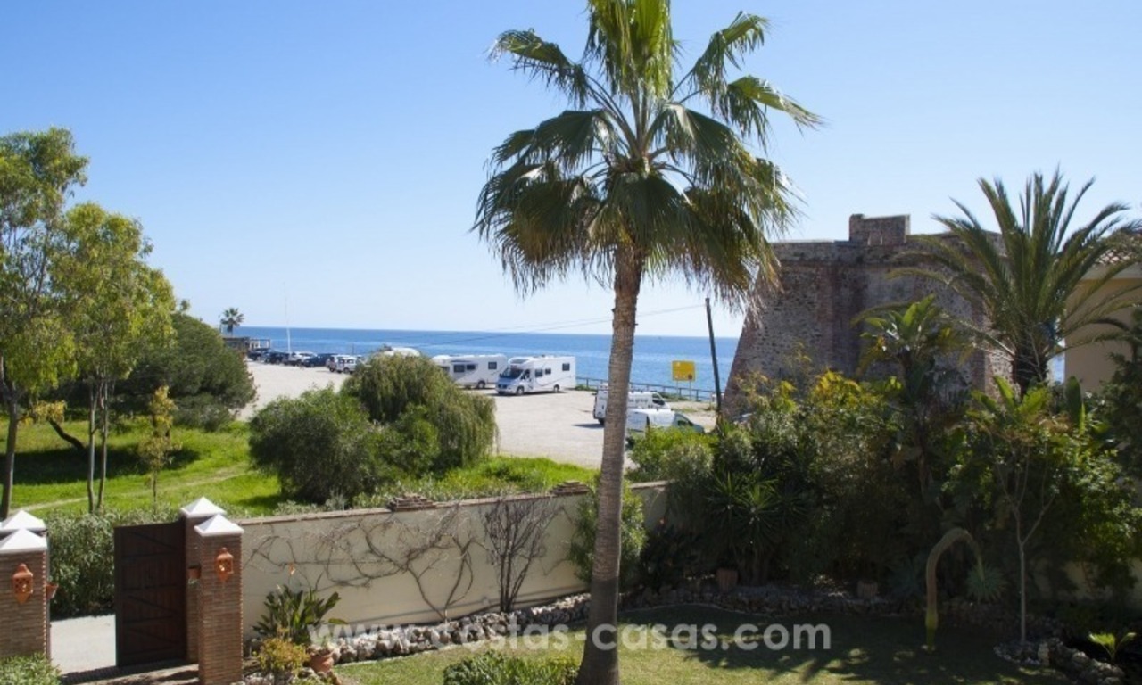 Impecable villa en venta de segunda línea de playa con vistas al mar en Marbella Este 38