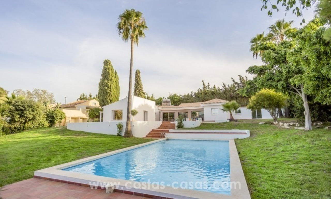 Villa muy privada renovada a la venta en la Nueva Milla de Oro, Marbella - Estepona 3
