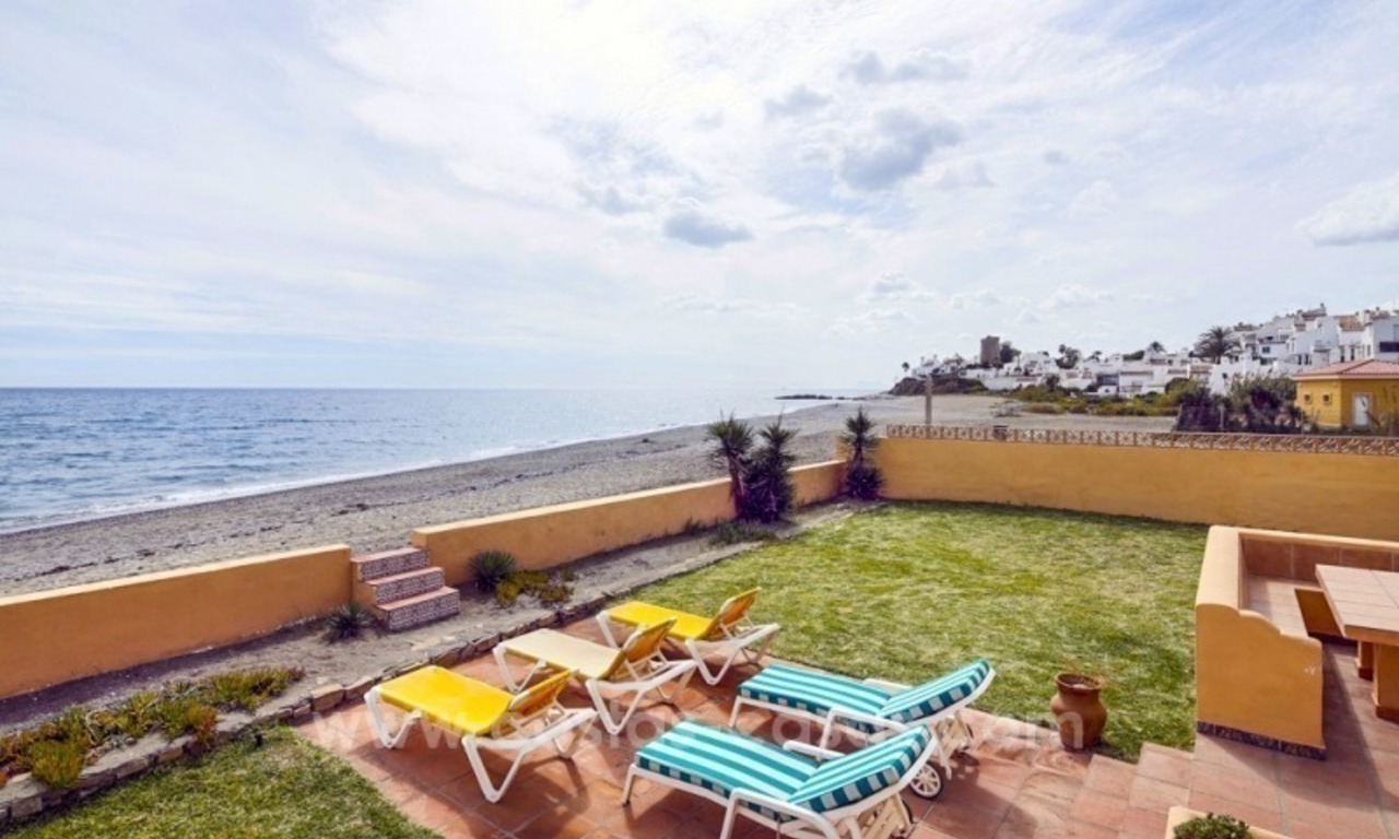 Chollo! Villa en primera línea de playa en venta en Estepona, Costa del Sol 1