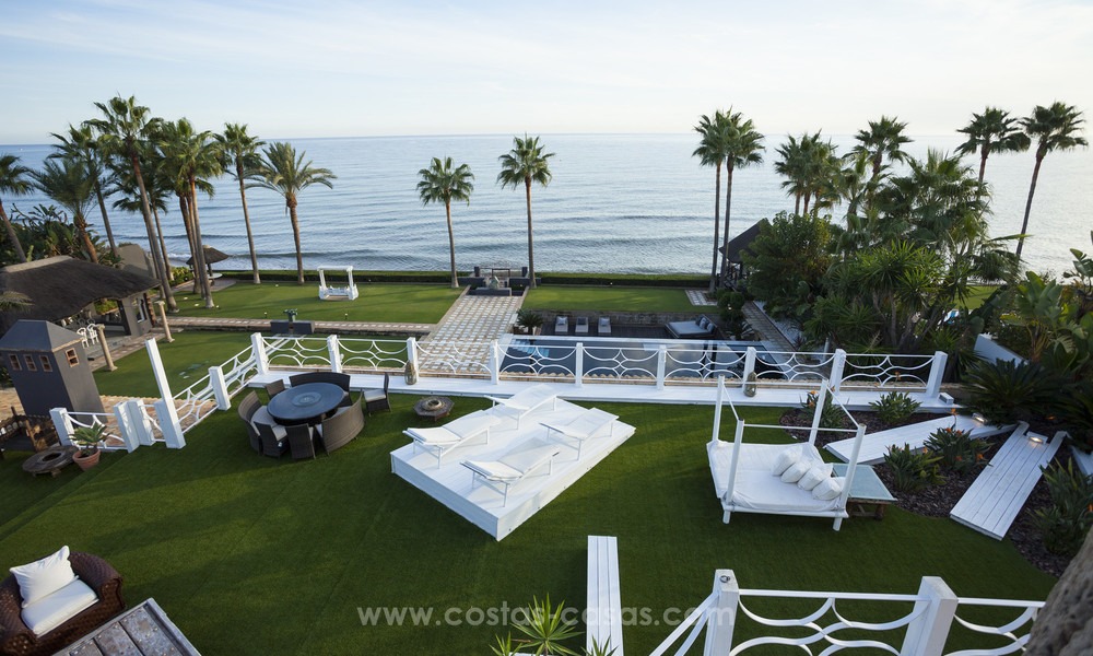 Villa de estilo balinés en primera línea de playa en venta en Marbella Este 13220