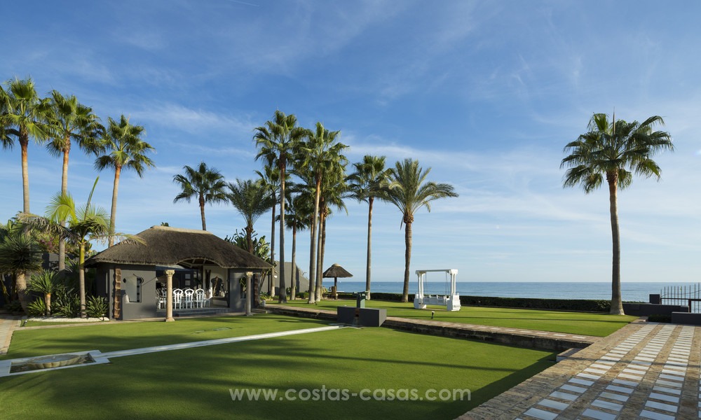 Villa de estilo balinés en primera línea de playa en venta en Marbella Este 13224