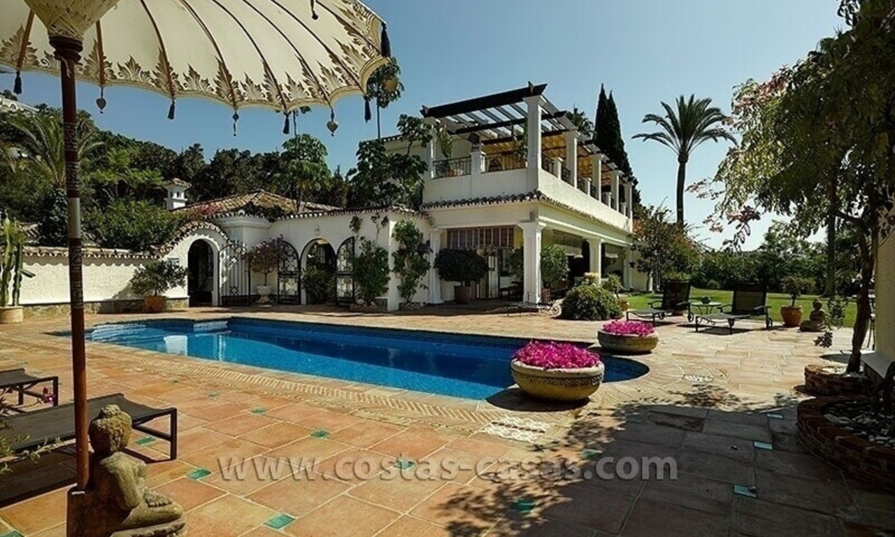 Villa exclusiva de estilo andaluz a la venta en Marbella - Benahavis 0