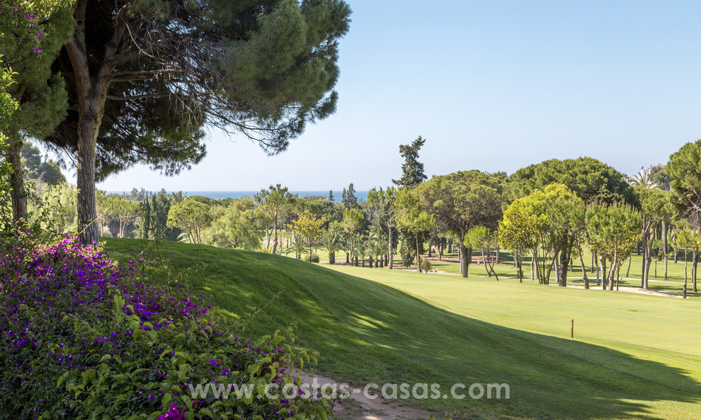 Villa contemporánea con influencias asiaticas en venta en primera línea de golf en Marbella 17436
