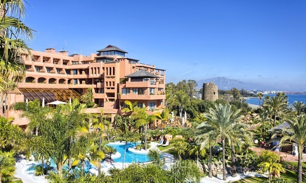 En venta en Hotel Kempinski, Marbella - Estepona: Apartamento reformado de estilo moderno 328