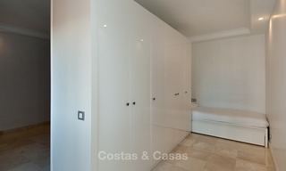 En venta en Hotel Kempinski, Marbella - Estepona: Apartamento reformado de estilo moderno 348 