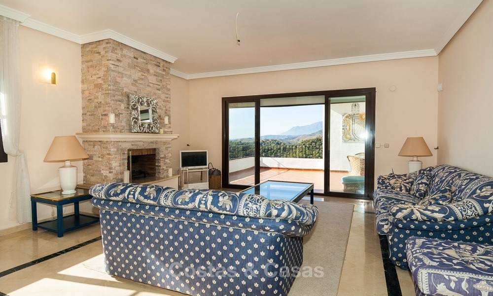 Villa en venta, con orientación sur y vistas panorámicas al mar y al campo de golf en Marbella - Benahavis 968