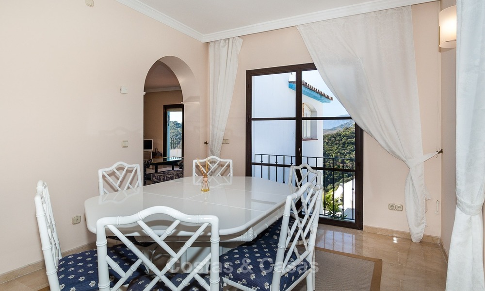 Villa en venta, con orientación sur y vistas panorámicas al mar y al campo de golf en Marbella - Benahavis 971
