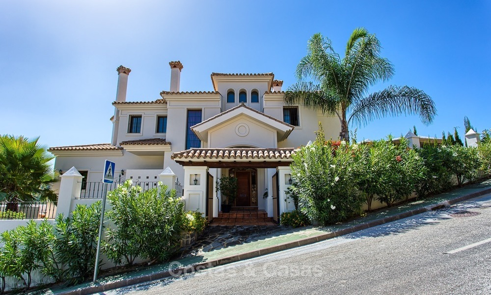 Villa con vista al mar y la montaña en venta en una comunidad cerrada en La Quinta, Benahavis - Marbella 2039