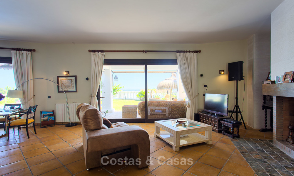 Elegante villa de estilo andaluz en una urbanización cerrada con vistas al mar y a la montaña en Benahavis, Marbella 5190