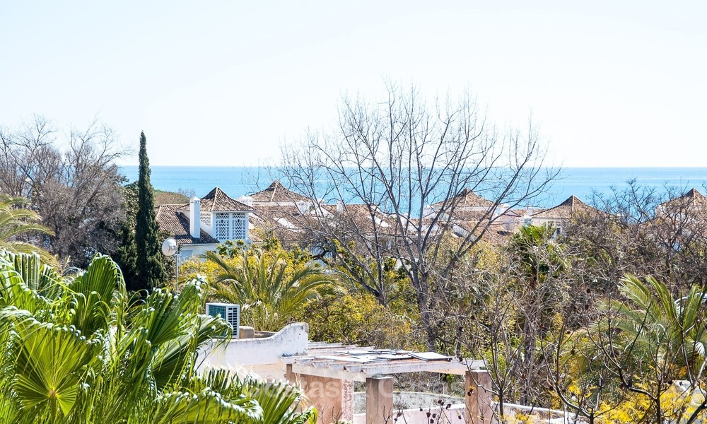 Apartamento con vistas al mar en venta en la Milla de Oro, a poca distancia de la playa y del centro de Marbella 2640
