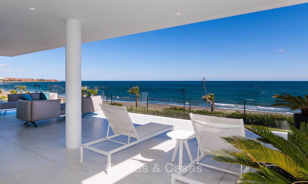 Exclusivos apartamentos nuevos y modernos en primera línea de playa en venta, Nueva Milla de Oro, Marbella - Estepona 3018