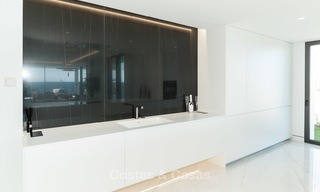 Exclusivos apartamentos nuevos y modernos en primera línea de playa en venta, Nueva Milla de Oro, Marbella - Estepona 3020 