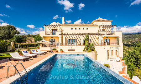 Villa de estilo clásico con vistas al mar y a la montaña, situada en el exclusivo Country Club de Benahavis, Marbella 3156