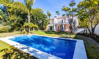 Villa en venta a un paso del campo de golf y del centro comercial en Guadalmina, Marbella 3233 