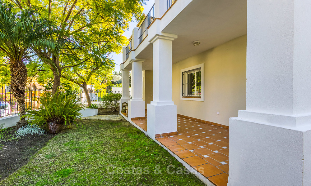 Villa en venta a un paso del campo de golf y del centro comercial en Guadalmina, Marbella 3260