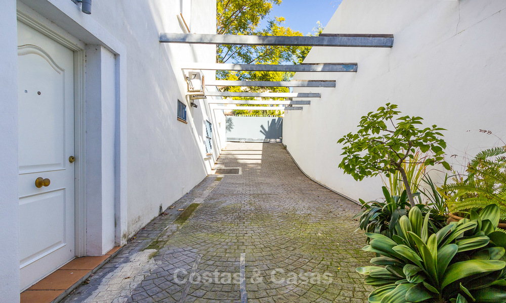 Villa en venta a un paso del campo de golf y del centro comercial en Guadalmina, Marbella 3262