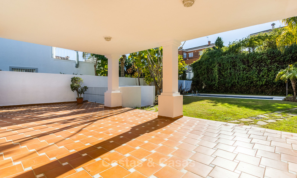 Villa en venta a un paso del campo de golf y del centro comercial en Guadalmina, Marbella 3266