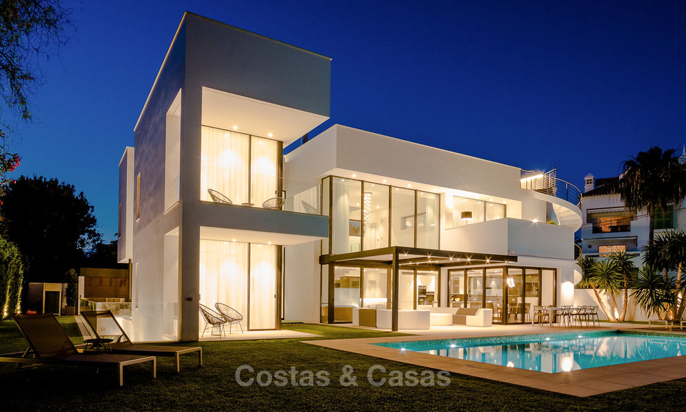 Villa contemporánea en venta en Puerto Banús, Marbella, recién construida junto a la playa. Precio reducido! 3457