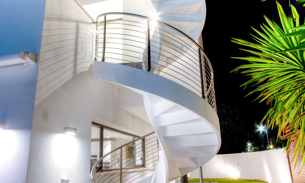 Villa contemporánea en venta en Puerto Banús, Marbella, recién construida junto a la playa. Precio reducido! 3443