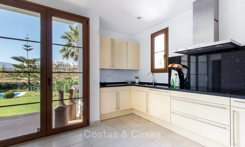 Nuevas villas en venta listas para entrar a vivir, en primera línea de golf de un resort privado, New Golden Mile, Marbella - Estepona 3505