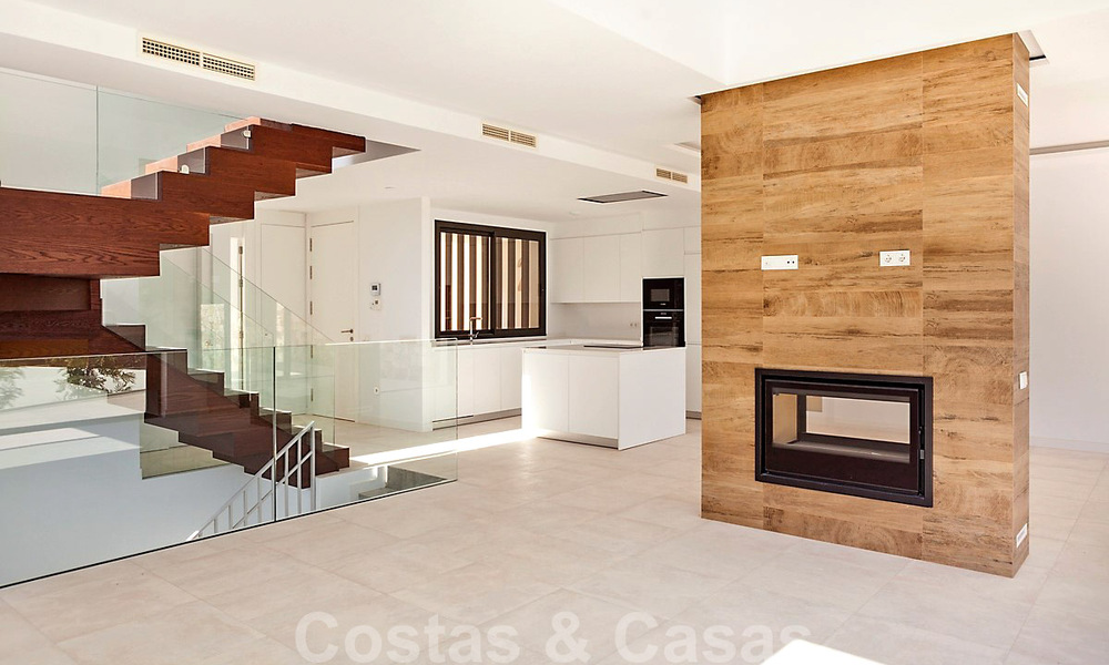 Nuevas casas adosadas contemporáneas en venta en una urbanización boutique, primera línea de golf en un resort cerrado, Marbella 34110