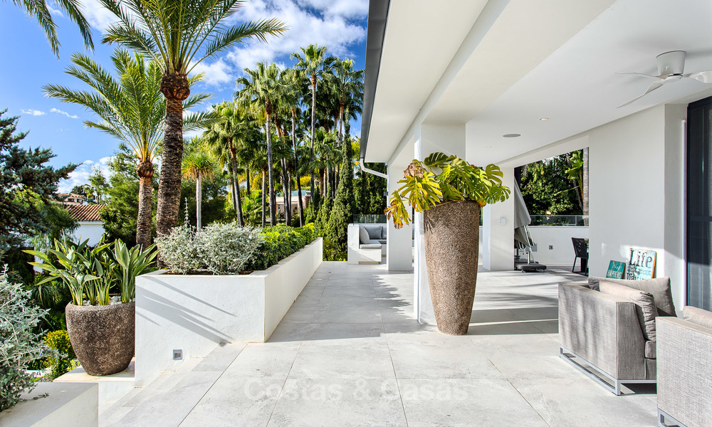 Atractiva y espaciosa villa de lujo renovada, con majestuosas vistas al mar, en venta, Marbella Este 3590