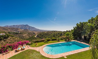 Encantadora y espaciosa villa de estilo andaluz en venta en El Madroñal, Benahavis - Marbella 3768 