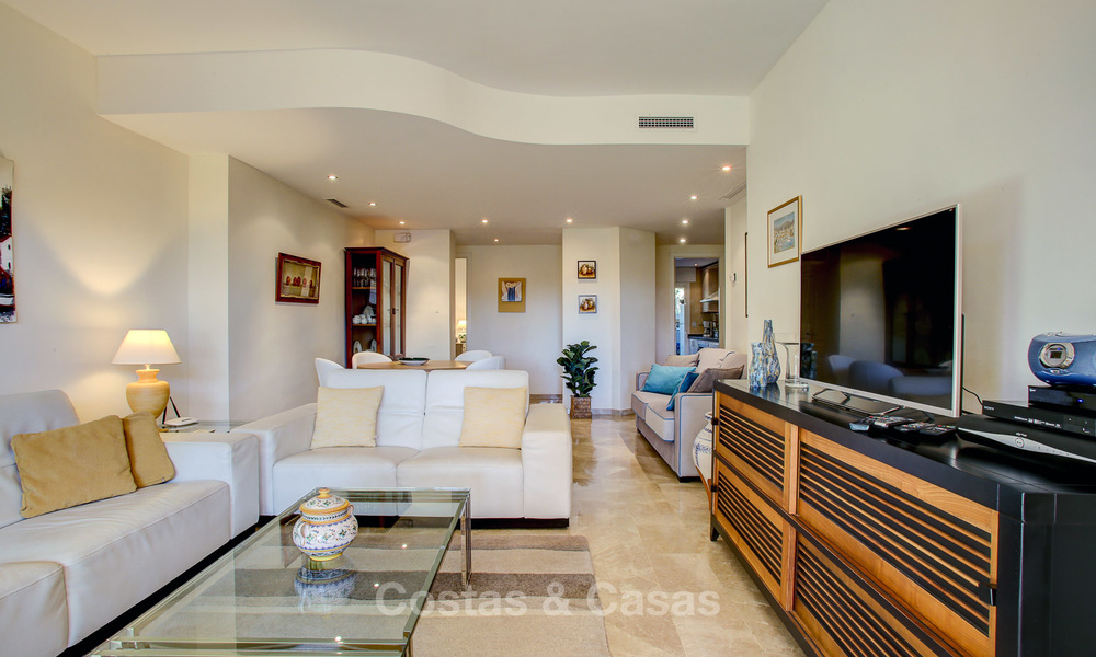 Encantador y espacioso apartamento de lujo, orientado al sur, en venta en una codiciada urbanización de golf, Elviria - Marbella 4096