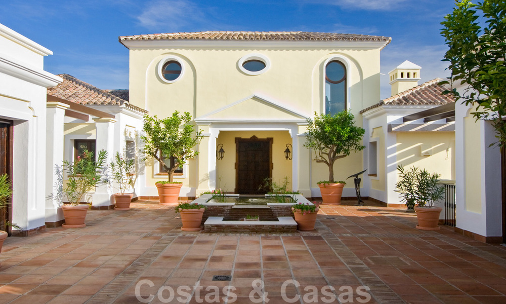 Exclusiva villa en venta, con vistas al mar en un resort enMarbella - Benahavis 22360