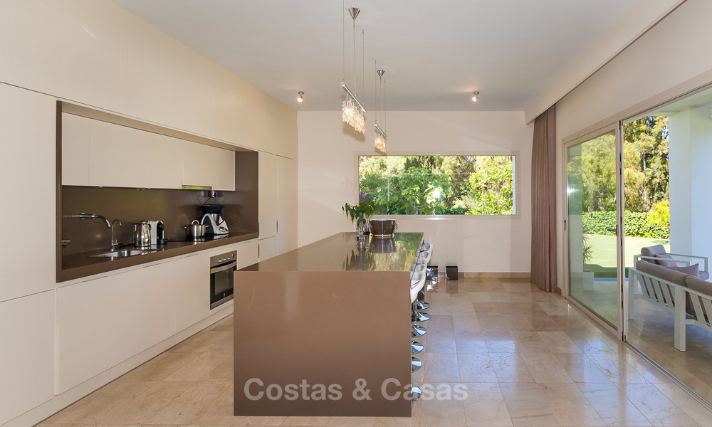 Villa moderna en venta cerca de la playa y golf en Marbella - Estepona 4300