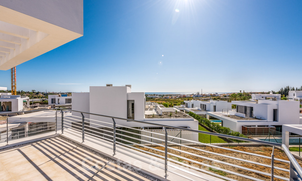 Oferta especial! Impresionantes, espaciosas y modernas villas de lujo con maravillosas vistas al mar en venta en un nuevo desarrollo entre Estepona y Marbella 32053