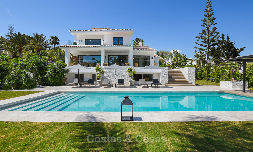 Villa de lujo de estilo andaluz recientemente renovada con vistas al mar en venta, Elviria, Este de Marbella 4792