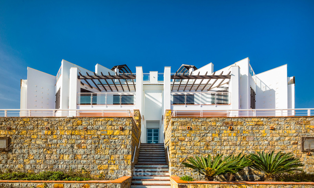 Venta de apartamentos en primera línea de playa recién reformados, listos para entrar a vivir, Casares, Costa del Sol 5309