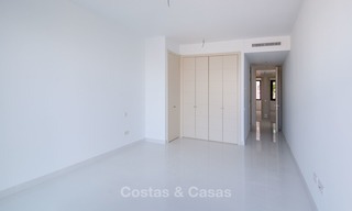 Nuevo y moderno apartamento con vistas al campo de golf, a la montaña y al mar en venta en Benahavis - Marbella 5803 