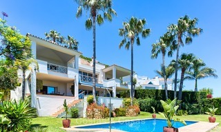 Villa de diseño de estilo andaluz en venta con magníficas vistas al mar, cerca del golf y la playa, Marbella 6062 