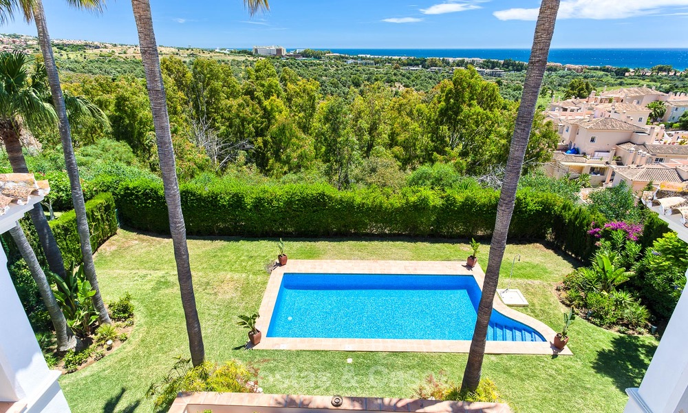 Villa de diseño de estilo andaluz en venta con magníficas vistas al mar, cerca del golf y la playa, Marbella 6068