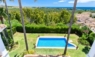 Villa de diseño de estilo andaluz en venta con magníficas vistas al mar, cerca del golf y la playa, Marbella 6068 