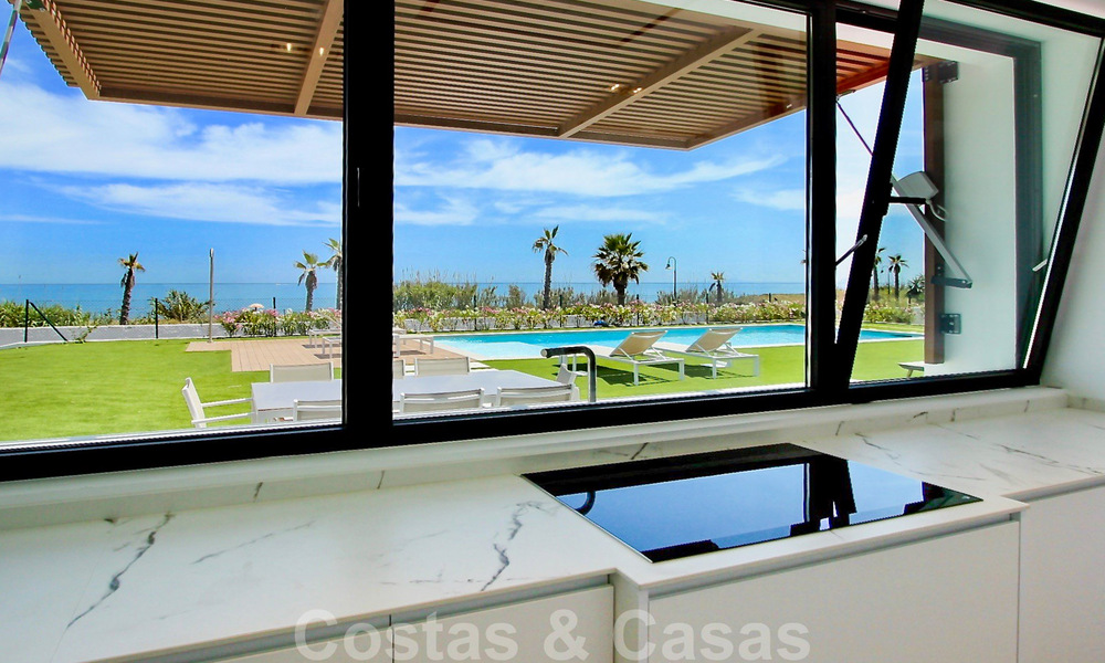 Se vende villa de diseño ultramoderna en primera línea de playa, New Golden Mile, Marbella - Estepona. 34250