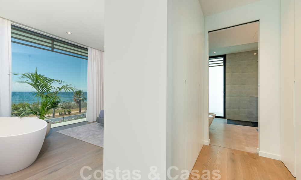 Se vende villa de diseño ultramoderna en primera línea de playa, New Golden Mile, Marbella - Estepona. 34257