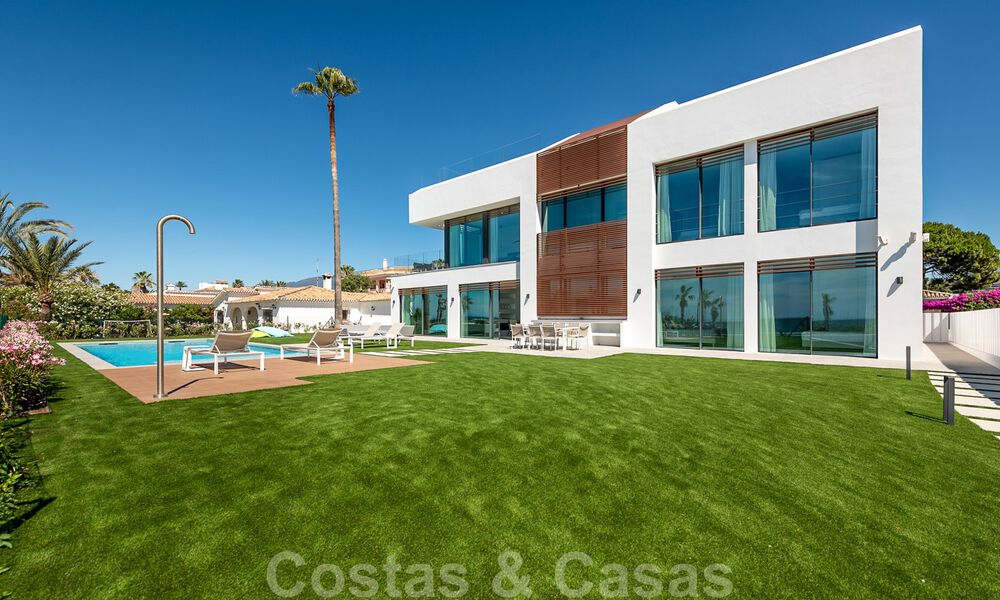 Se vende villa de diseño ultramoderna en primera línea de playa, New Golden Mile, Marbella - Estepona. 34260